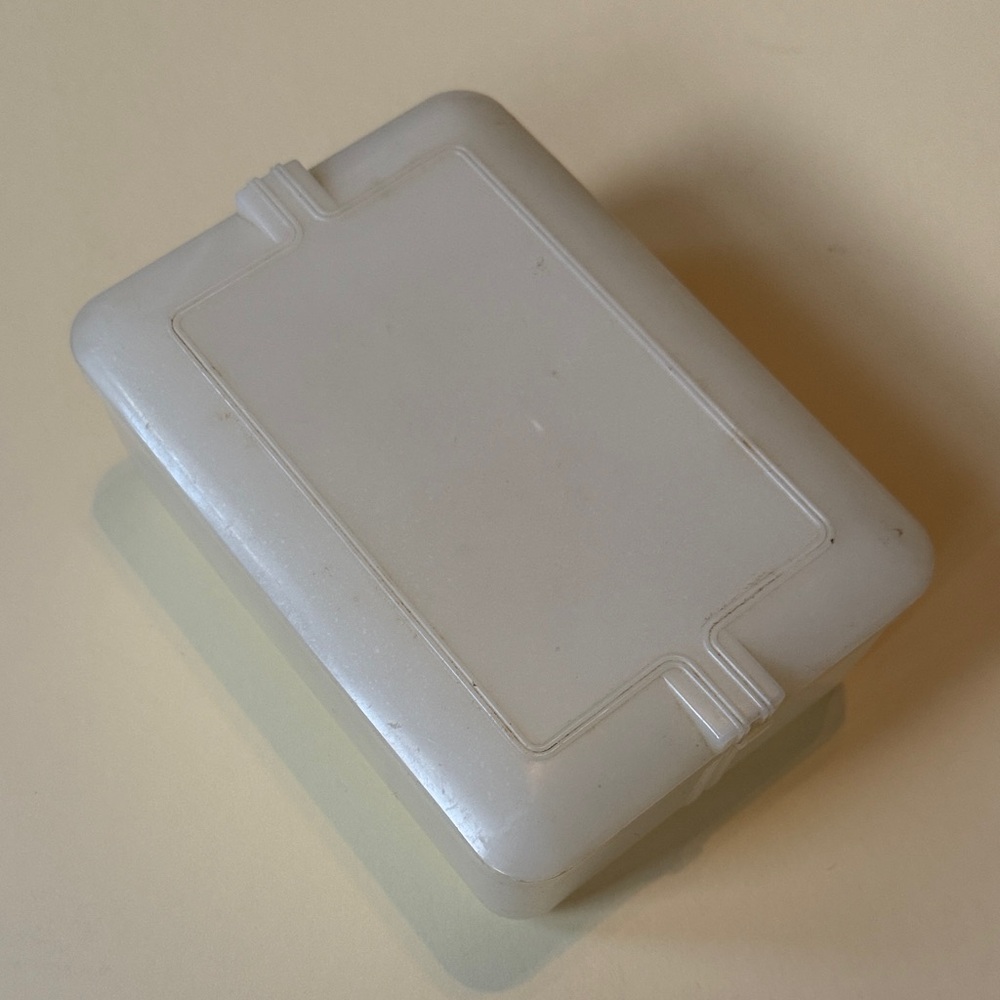 Vintage 50’s Off White molded Plastic Storage Box 7” x 5” x 2.5” tri state